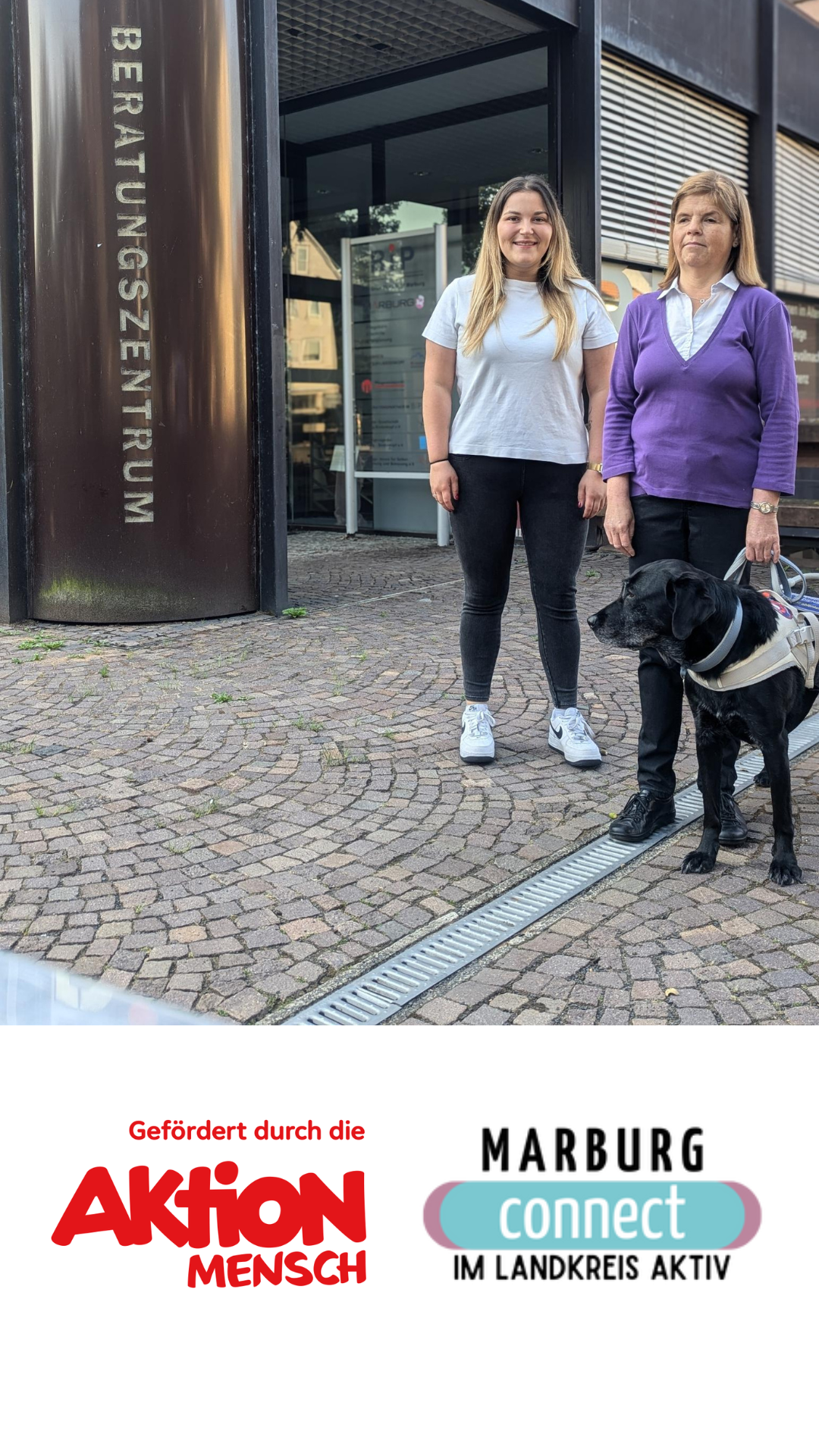 Zu sehen ist ein Gruppenfoto, auf dem die Projektkoordinatorin Vera Peitzmeier mit ihrer Assistenzhündin Malou  und ihrer Kollegin Pia Sel vor dem Beratungszentrum am Grün stehen. Darunter befindet sich das Logo von Marburg connect und das Logo von Aktion Mensch. 